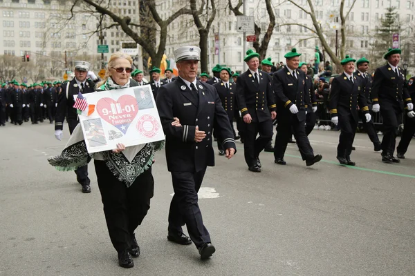 Families van de gevallen FDNY brandweerlieden die het leven verloren in het World Trade Center op 11 september 2001 marcheren op de St. Patrick's Day Parade — Stockfoto