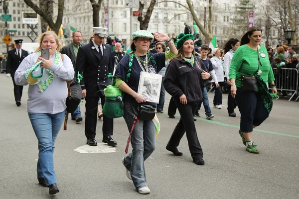 Familles des pompiers tombés au champ d'honneur de la FDNY qui ont perdu la vie au World Trade Center le 11 septembre 2001 lors d'une marche au défilé de la Saint-Patrick — Photo