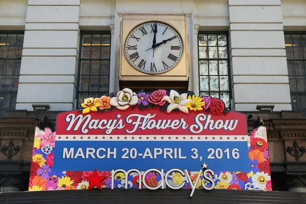 Segno di ingresso al Macy's Herald Square durante la decorazione floreale a tema "America the beautiful" durante il famoso Macy Annual Flower Show — Foto Stock