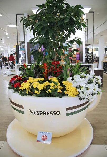 Nespresso Jardín decoración de flores durante el famoso Macy 's Annual Flower Show en la Plaza Macy' s Herald — Foto de Stock