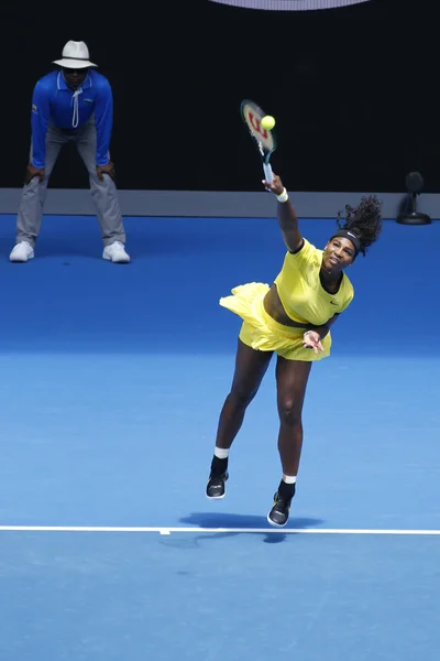 Dwadzieścia jeden razy Grand Slam mistrz Serena Williams w akcji podczas jej okrągły 4 meczu Australian Open 2016 — Zdjęcie stockowe