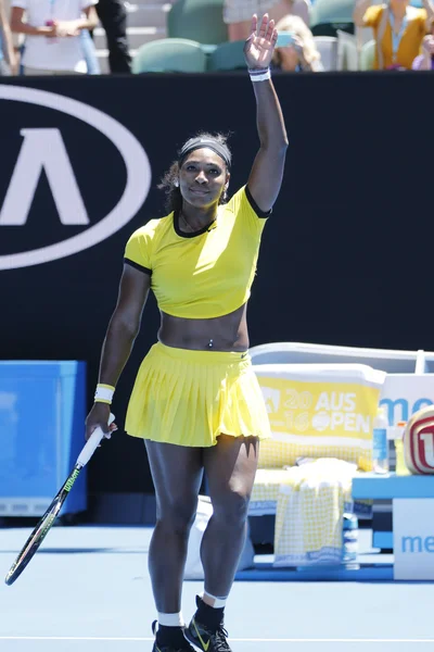 Vingt et une fois championne du Grand Chelem Serena Williams en action lors de son quatrième match à l'Open d'Australie 2016 — Photo