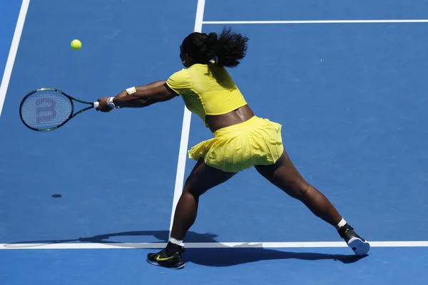 De douăzeci și unu de ori campioana de Grand Slam Serena Williams în acțiune în timpul etapei a patra a meciului de la Australian Open 2016 — Fotografie, imagine de stoc