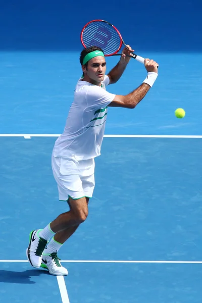 Siedemnaście razy Grand Slam mistrz Roger Federer Szwajcarii w akcji podczas meczu ćwierćfinału Australian Open 2016 — Zdjęcie stockowe