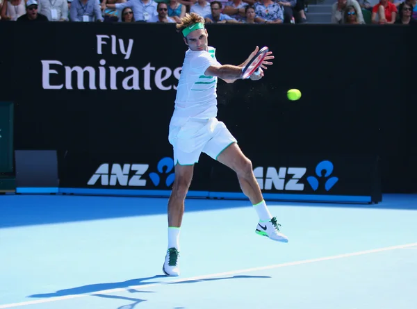 Diecisiete veces campeón del Grand Slam Roger Federer de Suiza en acción durante el partido de cuartos de final en el Abierto de Australia 2016 — Foto de Stock