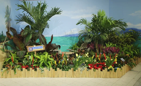 Royal Caribbean tropické oázy zahradní květinovou výzdobu během slavné Macy roční Flower Show v Macy Herald Square — Stock fotografie