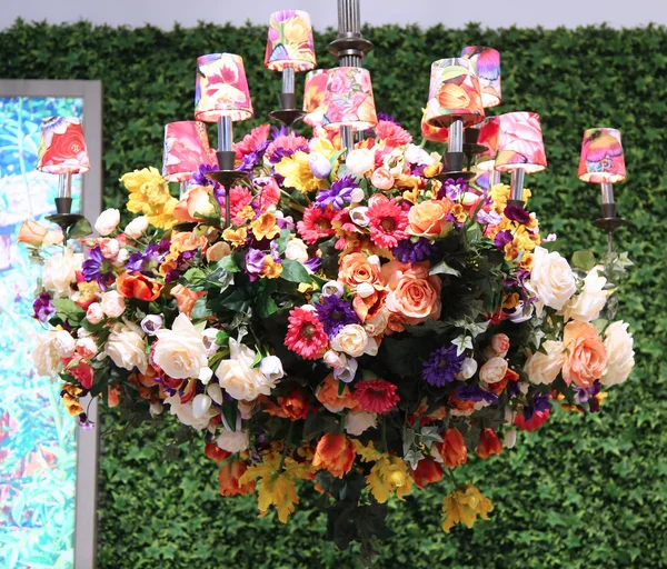 Lenox tím Mello Tablescape květinová výzdoba během slavné Macy roční Flower Show v Macy Herald Square — Stock fotografie