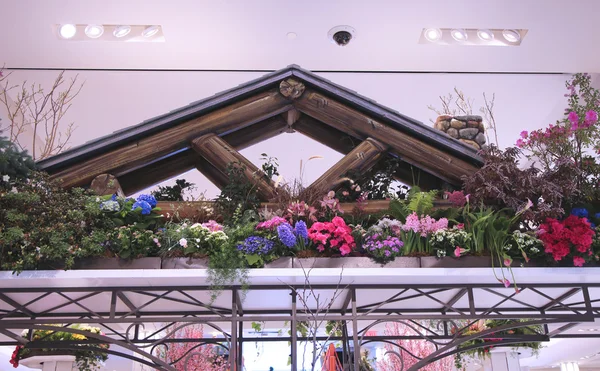 "在梅西百货的《先驱广场》著名的梅西年度花卉展上，美国美丽的"美丽"主题花卉装饰 — 图库照片