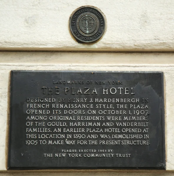 Het Plaza Hotel aangewezen bezienswaardigheid teken — Stockfoto