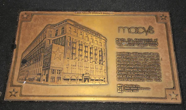 マンハッタンのミッドタウンにあるメイシーズ・ヘラルド・スクエア・ビル「世界最大の店舗」の百周年を記念する看板 — ストック写真