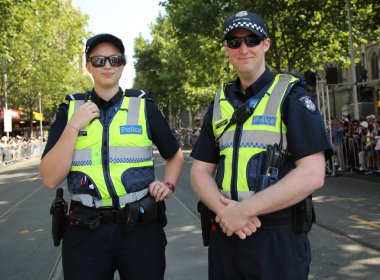 Victoria polis memuru Melbourne Avustralya günü geçit töreni sırasında güvenliğin sağlanması