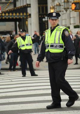 New York polisi memurları Midtown Manhattan'ın St Patrick's günü geçit töreni sırasında güvenliğin sağlanması