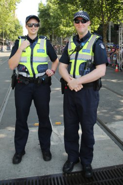 Victoria polis memuru Melbourne Avustralya günü geçit töreni sırasında güvenliğin sağlanması