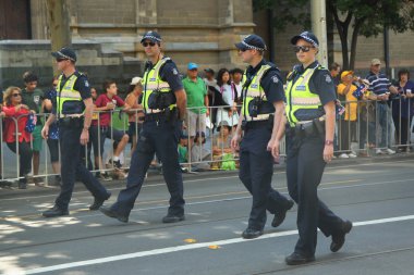 Victoria polis memuru Melbourne Avustralya günü geçit töreni sırasında güvenliğin sağlanması
