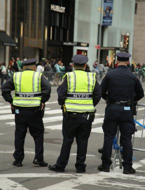 New York polisi memurları Midtown Manhattan'ın St Patrick's günü geçit töreni sırasında güvenliğin sağlanması