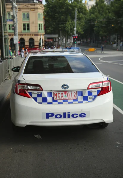 Police de Victoria assurant la sécurité près de la gare de Flinders Street à Melbourne — Photo