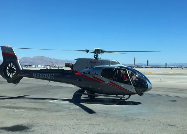 Einzelgänger airbus hubschrauber ec130 startet vom flughafen las vegas für grand canyon tour — Stockfoto