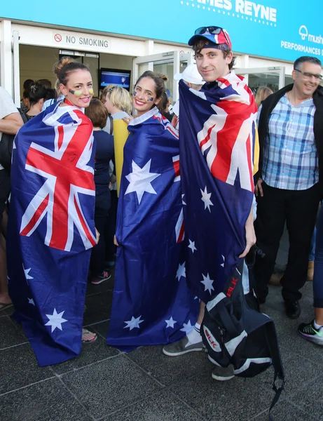 Aficionados al tenis australiano con banderas en el Abierto de Australia 2016 —  Fotos de Stock