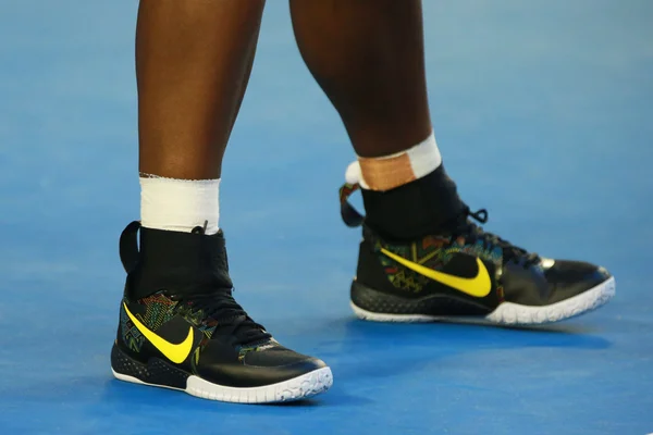 Vingt et une fois championne du Grand Chelem Serena Williams porte des chaussures de tennis Nike personnalisées lors de son dernier match à l'Open d'Australie 2016 — Photo