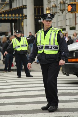 New York polisi memurları Midtown Manhattan'ın St Patrick's günü geçit töreni sırasında güvenliğin sağlanması