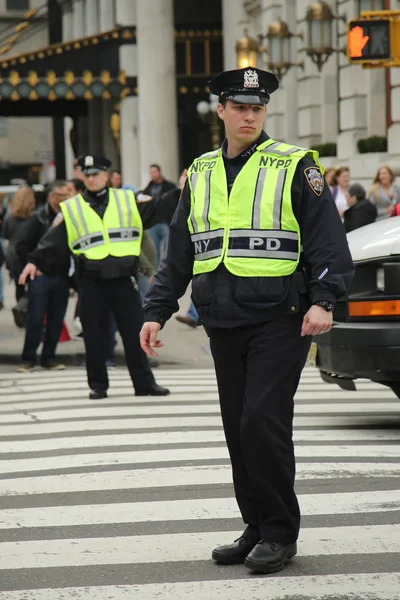 Agenti della polizia di New York che assicurano la sicurezza durante la parata di San Patrizio a Midtown Manhattan — Foto Stock