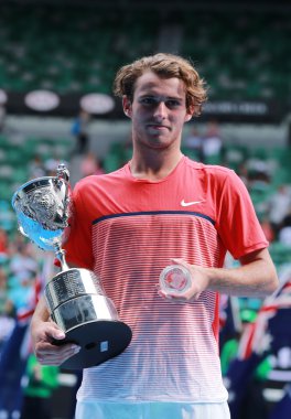 Avustralya Açık 2016 Junior Boys Tekler Şampiyonu Avustralyalı Oliver Anderson kupa sunumu sırasında