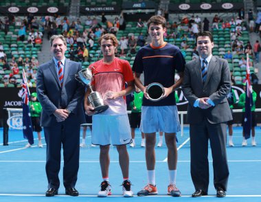 Avustralya Açık 2016 Gençler Şampiyonu Avustralyalı Oliver Anderson (L) ve Jurabeck Karimov özbekistan kupa sunumu sırasında