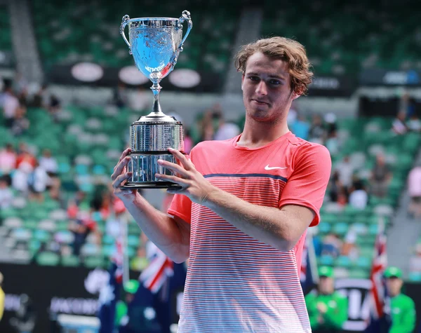 Чемпион Австралии по версии Australian Open 2016 среди юношей среди юниоров Оливер Андерсон во время презентации трофея — стоковое фото