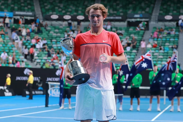 Чемпион Австралии по версии Australian Open 2016 среди юношей среди юниоров Оливер Андерсон во время презентации трофея — стоковое фото