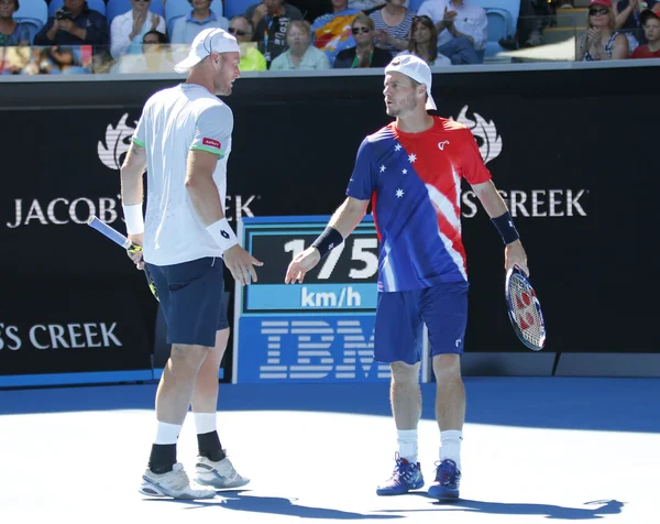 Professionele tennisser Sam Gross (L) en tweemaal Grand Slam kampioen Lleyton Hewitt uit Australië in actie — Stockfoto