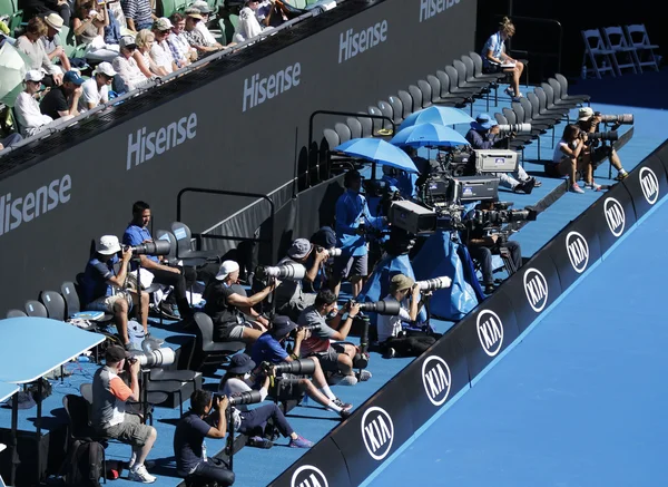 Fotógrafos profesionales en el Rod Laver Arena durante el Abierto de Australia 2016 en Melbourne Park — Foto de Stock