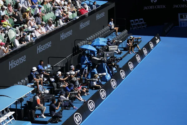 Fotógrafos profissionais na Rod Laver Arena durante o Australian Open 2016 em Melbourne Park — Fotografia de Stock