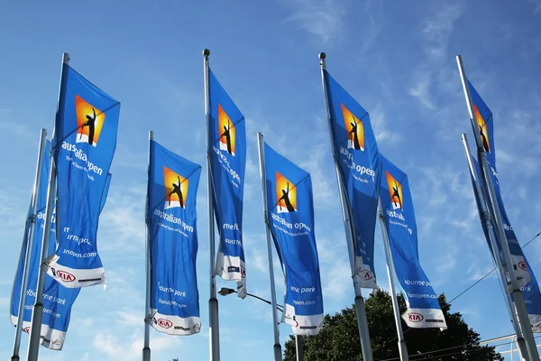 Drapeaux avec logo Open d'Australie agitant dans le vent — Photo