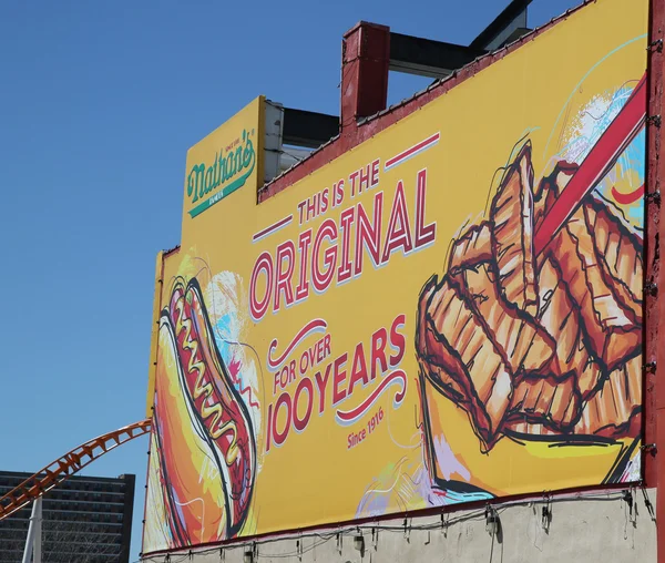 L'insegna originale del ristorante Nathan a Coney Island, New York . — Foto Stock