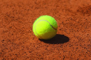 Kırmızı kil tenis kortunda tenis topu