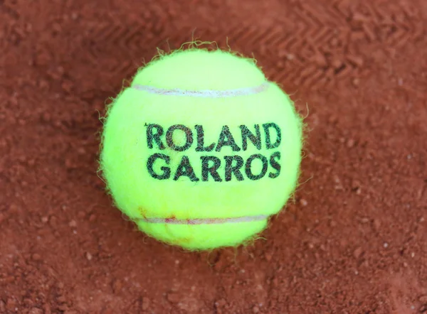 Babolat Roland Garros 2015 tennis ball at Le Stade Roland Garros in Paris, France — Stock Photo, Image