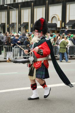 Amityville Highland Boru Band New York'ta St Patrick Günü Geçit Töreni'nde yürüyüş.