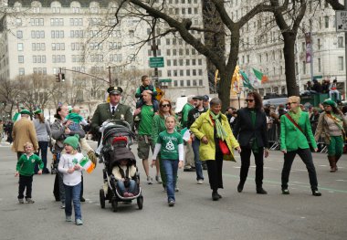 New York'taki Aziz Patrick Günü Geçit Töreni'nde yürüyen genç çocuklu aileler.