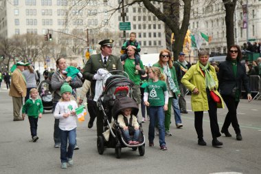 New York'taki Aziz Patrick Günü Geçit Töreni'nde yürüyen genç çocuklu aileler.