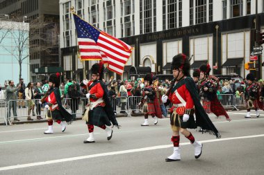 Amityville Highland Boru Band New York'ta St Patrick Günü Geçit Töreni'nde yürüyüş.