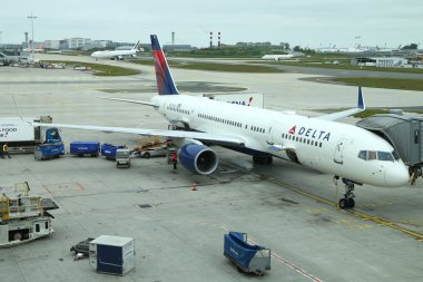 : Delta Havayolu Boeing 757 New York John F Kennedy Uluslararası Havaalanı Terminal 4 kapısında