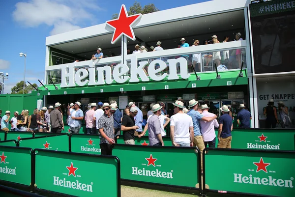 Heineken pivní zahrada se otevírá na Grand Slam oválu během australského Open 2016 v Melbourne Park — Stock fotografie