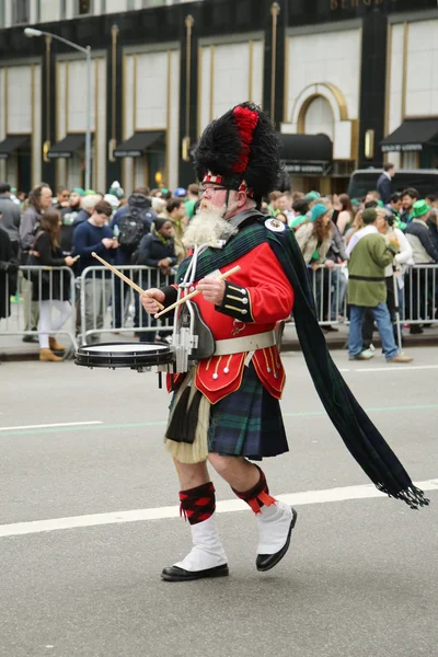 Amityville highland pipe band marschiert bei der St. Patrick 's Day Parade in New York. — Stockfoto