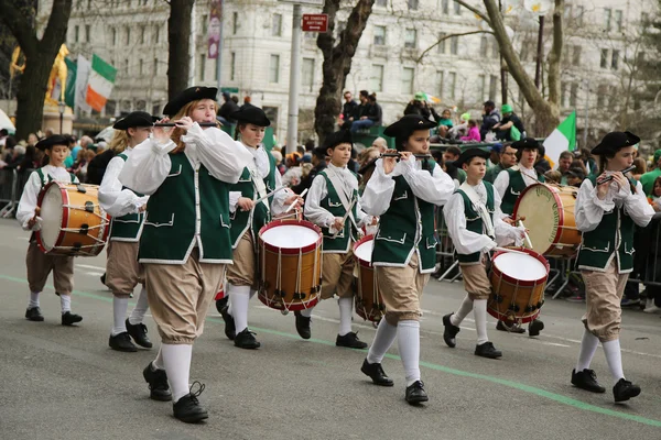 The Young Colonials Fyfe and Drum Corps marche à la St. Patrick's Day Parade à New York — Photo