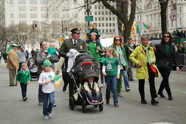 New York'taki Aziz Patrick Günü Geçit Töreni'nde yürüyen genç çocuklu aileler.