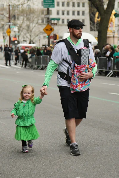New York'taki Aziz Patrick Günü Geçit Töreni'nde yürüyen genç çocuklu aileler.