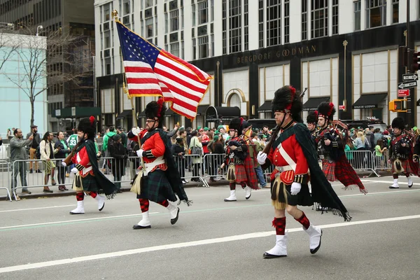 Amityville Highland Pipe Band marche à la St. Patrick's Day Parade à New York . — Photo