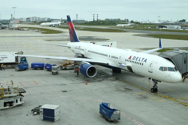 : Delta Airline Boeing 757 ved indgangen til Terminal 4 i John F Kennedy Internationale Lufthavn i New York - Stock-foto