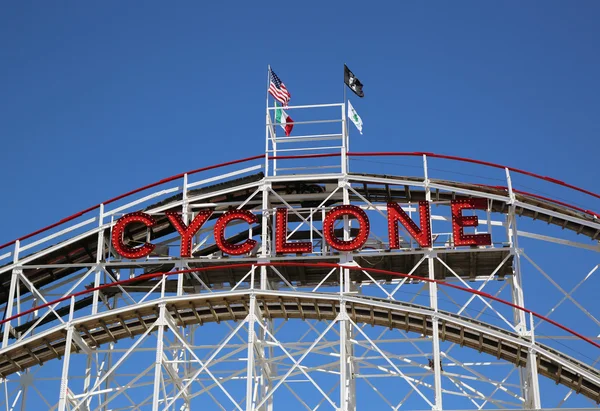 Brooklyn, coney Island bölümündeki tarihsel Siklon lunapark treni — Stok fotoğraf