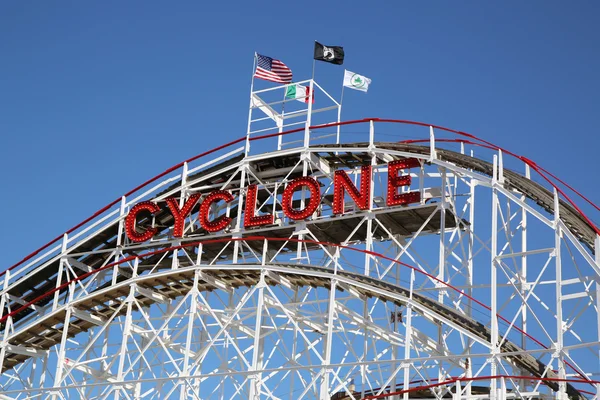 Histórico marco Ciclone montanha-russa na seção Coney Island de Brooklyn — Fotografia de Stock